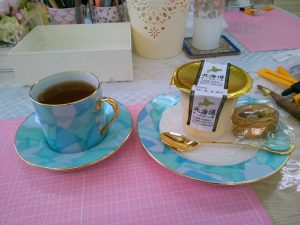 先生の作品でお茶をいただきました。