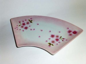 桜模様の扇型のお皿